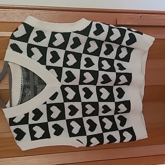 - B&W Checkered Heart Sweater Vest - Picture 4 of 7